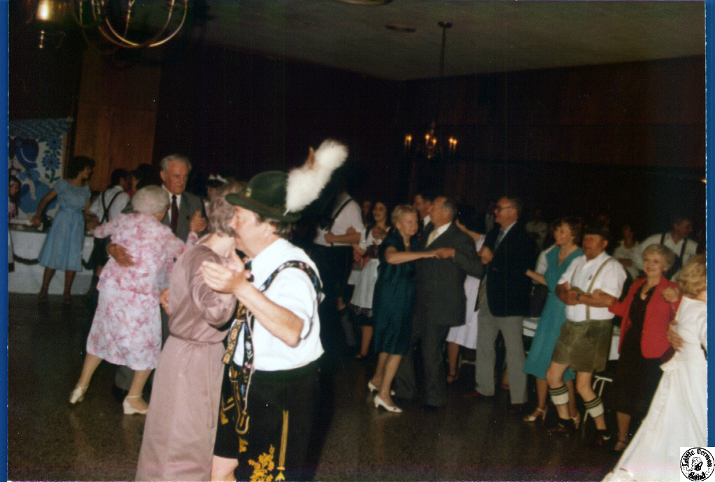 1982 05 01 14 Steve & Heidi's wedding.jpg